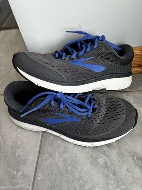 Brooks women’s Running Sneakers in Gray with Blue Accents size 10.5 medium